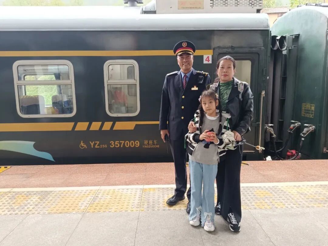 向宝林和爱人、孙女在站台合影。