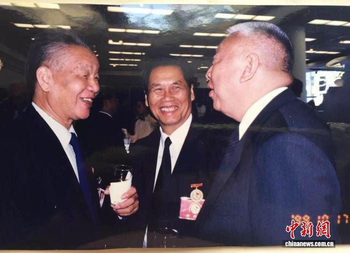 1999年10月17日重阳节当天，时任香港特区行政长官董建华(右一)、东江纵队港九独立大队老战士罗欧锋(中)和林鸣父亲、东江纵队港九独立大队老战士林传(左)畅谈。(资料图)(受访者供图)