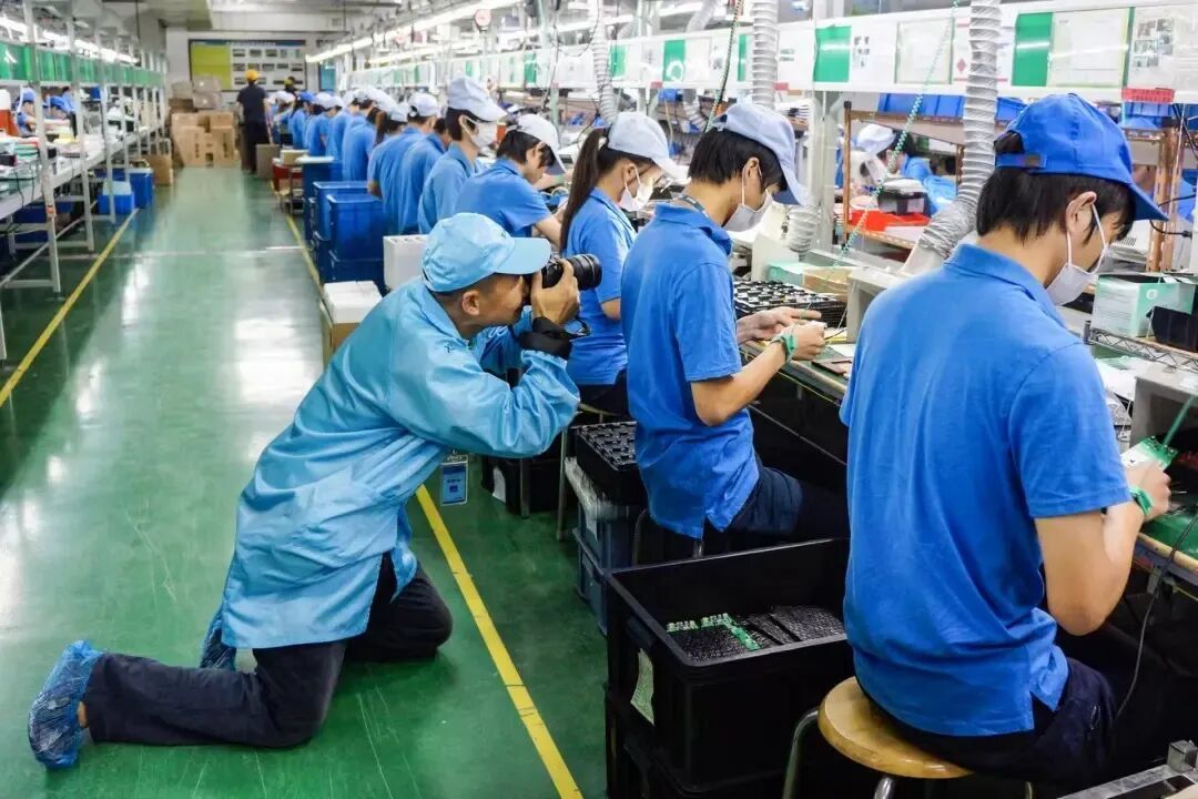 占有兵在一家电子厂的车间进行拍摄