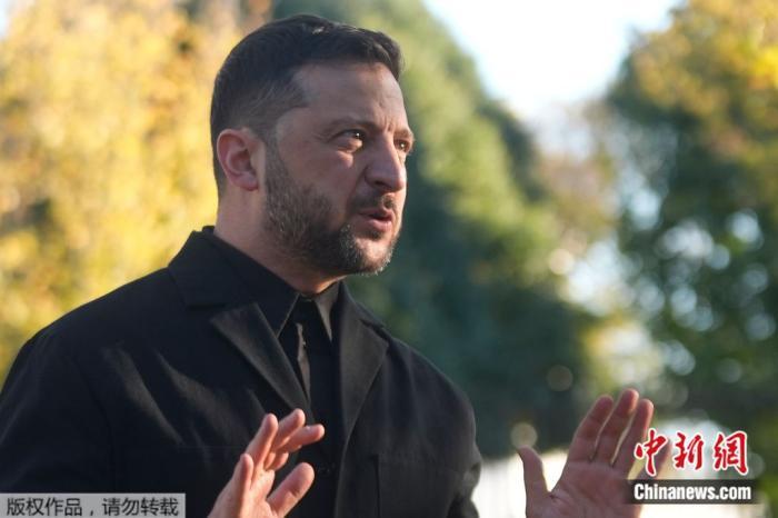 当地时间17日,在与美国总统特朗普会晤后,乌克兰总统泽连斯基在白宫回答媒体提问。