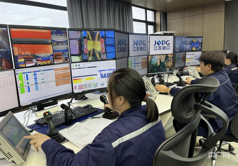 工作人员远程操作集装箱（央广网记者 栾永胜 摄）