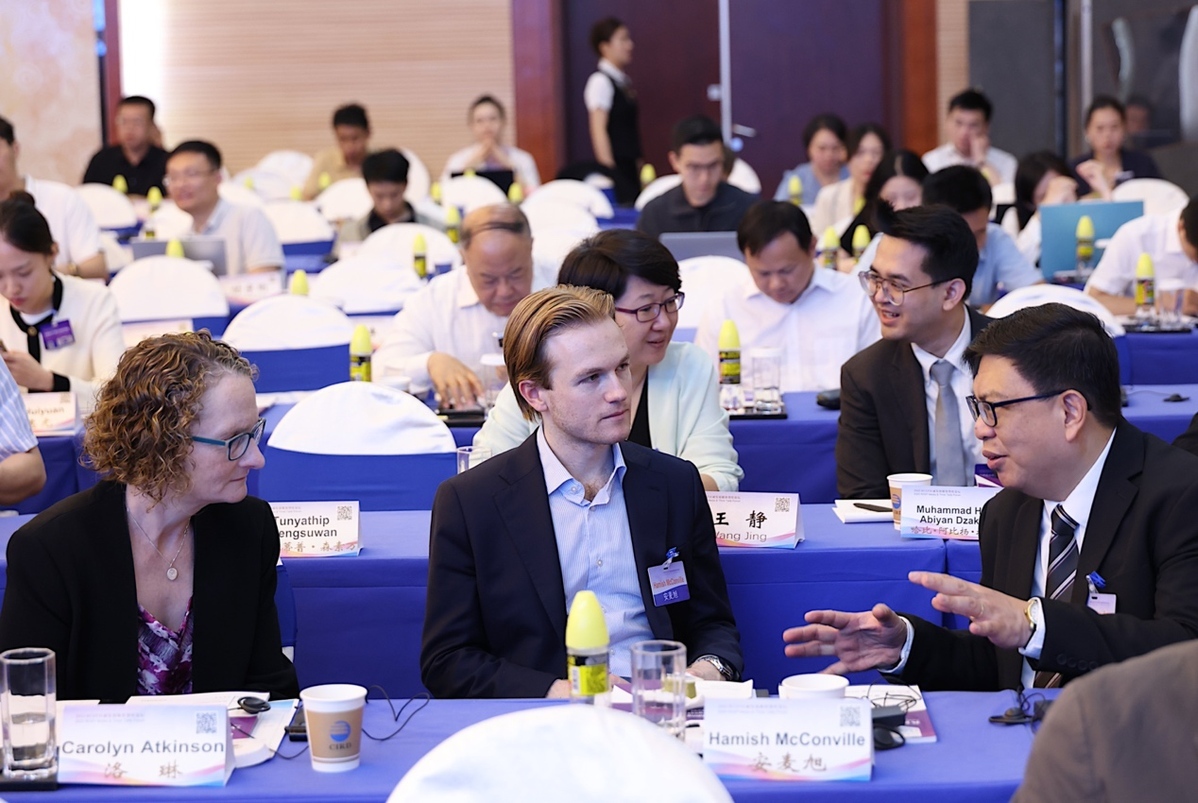 嘉宾在2025 RCEP区域发展媒体智库论坛上交流