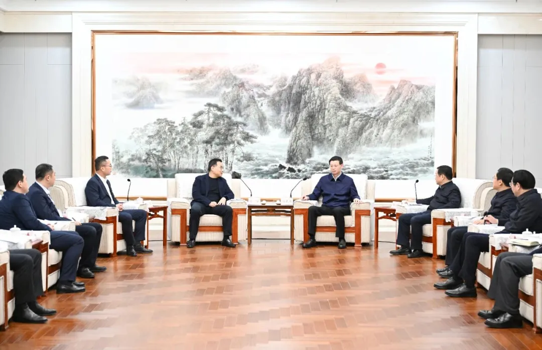 省委书记许昆林,省委副书记、省长王新伟会见远景科技集团董事长张雷。图片来源:辽宁日报