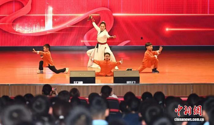 巡演现场。新疆青年文艺志愿者服务团供图