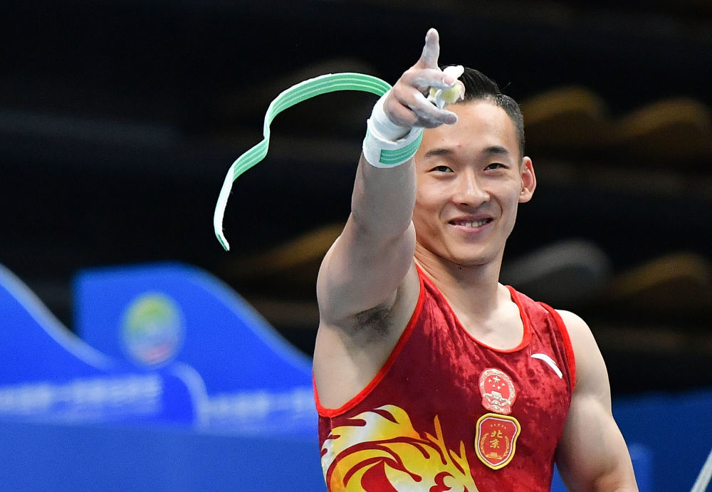 2021年9月23日,北京队选手肖若腾在第十四届全国运动会体操男子个人全能决赛间隙向观众致意。新华社记者 张博文 摄