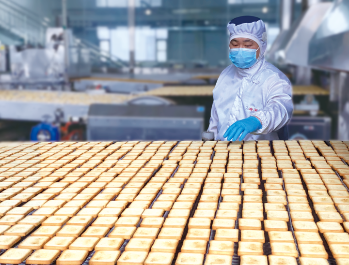 海玉园食品有限公司生产车间的工人正在生产作业。（受访者供图）