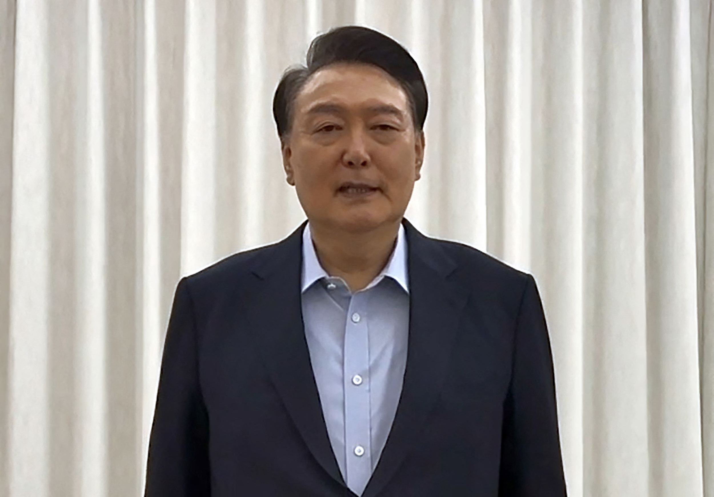 当地时间2025年1月15日，韩国首尔，尹锡悦在其住所发表对民众的视频讲话。尹锡悦表示，不认可公调处调查，出席公调处的调查是为了防止流血事件的发生。视觉中国 图