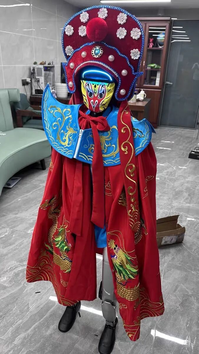 图 | 阿猛在家跟机器人练习川剧变脸