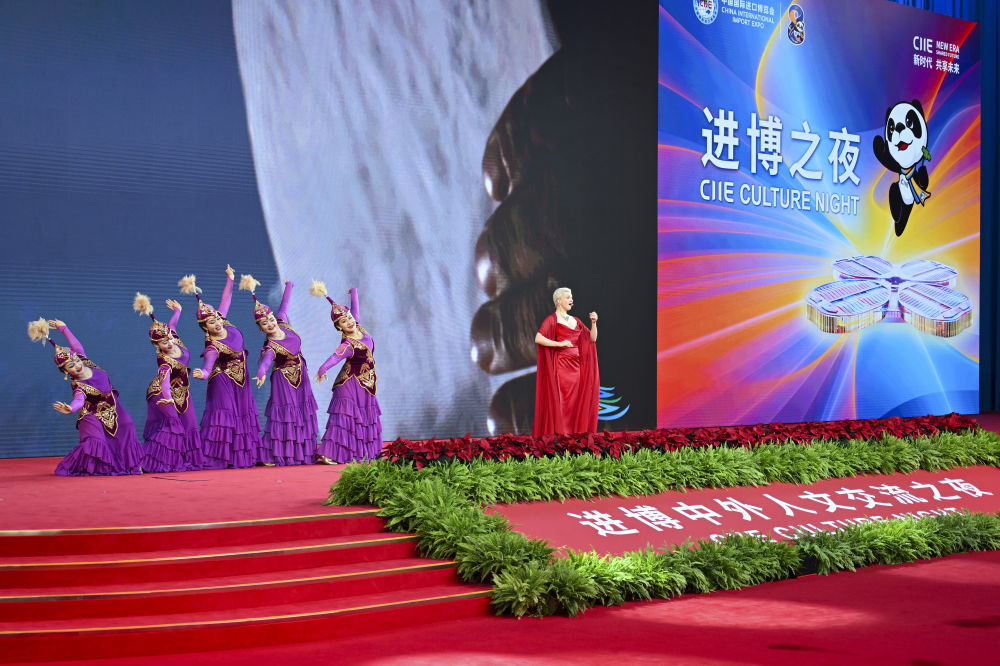 11月6日,演员在“进博中外人文交流之夜”文艺演出上表演。新华社记者 陈浩明 摄