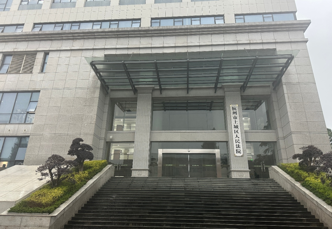 (2025年5月9日,中国象棋选手腐败“窝案”在杭州市上城区人民法院一审开庭 图:李微敖)