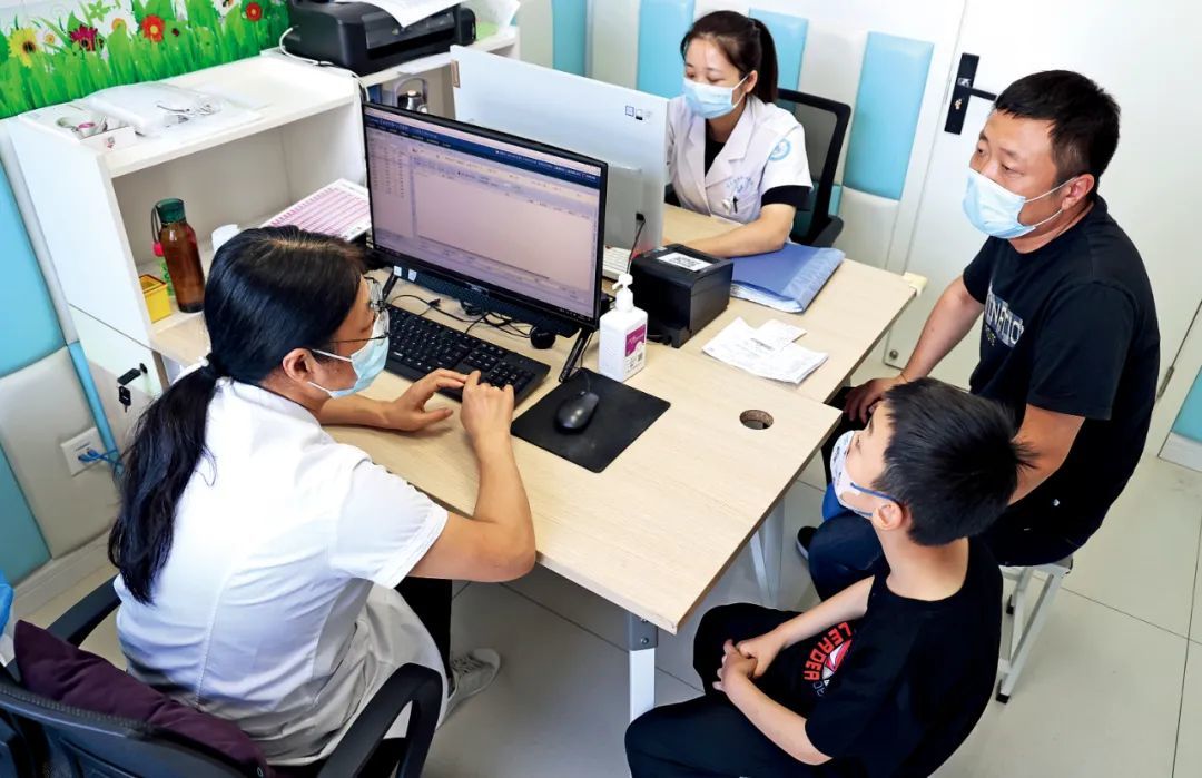 2022年8月13日，江苏连云港市第一人民医院儿童保健中心的学习困难门诊室，医生在给小朋友进行问诊、检查和评估。图/IC