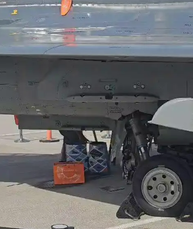 航展期间“光辉”战机还发生了“漏油”风波,但这架飞机没有进行飞行展示。