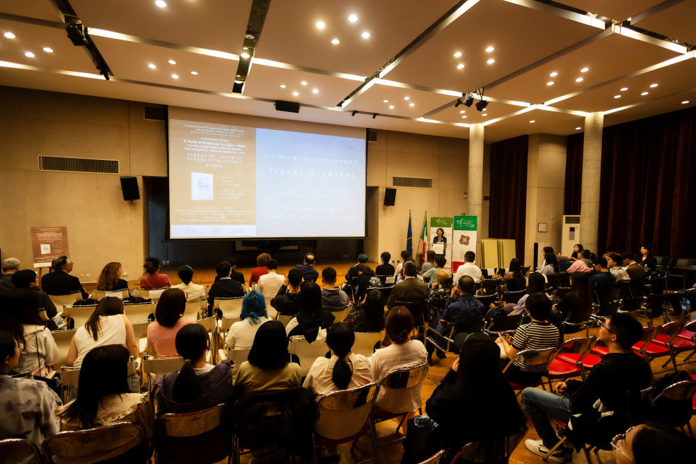 这是5月8日拍摄的《中意友谊之〈桥〉：1955年意大利文化代表团成员笔下的〈今日中国〉》新书发布会现场。新华社发