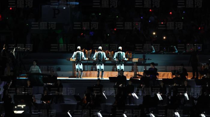 11月9日晚,第十五届全国运动会开幕式在广东奥林匹克体育中心举行。图为现场机器人表演。 中新社记者 盛佳鹏 摄