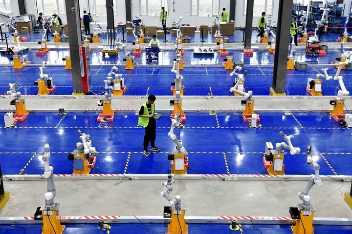 2025年5月20日，山东省日照市越疆智能科技有限公司工作人员在调试工业机器人。新华社记者 郭绪雷 摄