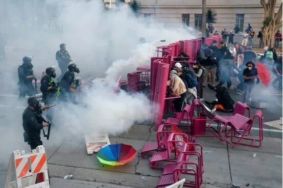 2025年6月,美国洛杉矶发生的大规模骚乱。图为警方在洛杉矶市中心驱散抗议者 图源:“环球时报”微信公众号