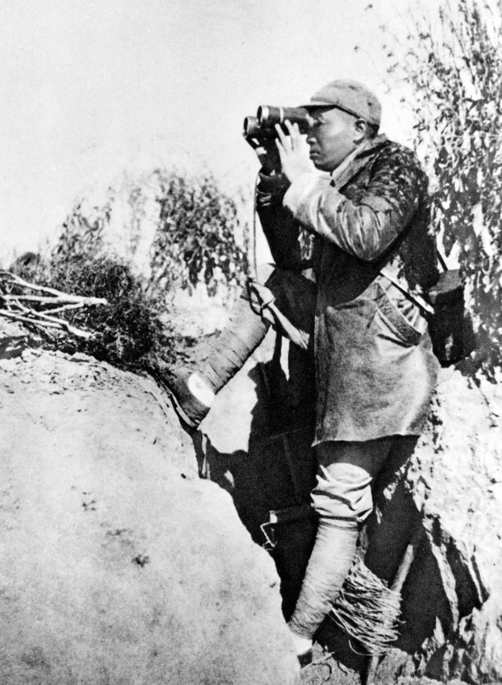 1940年，彭德怀在“百团大战”时，于山西省武乡县关家垴前线炮团哨所（距敌只有五百米）观察敌情，指挥战役。新华社发