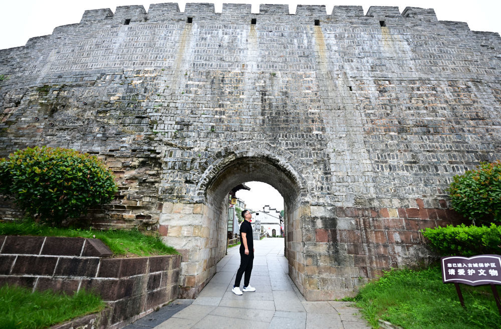 6月19日,周虎在歙县徽州古城城墙巡查。
