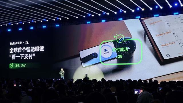 1500万次使用!日均佩戴8小时,同比增长800%,AI眼镜迎来“iPhone时刻”