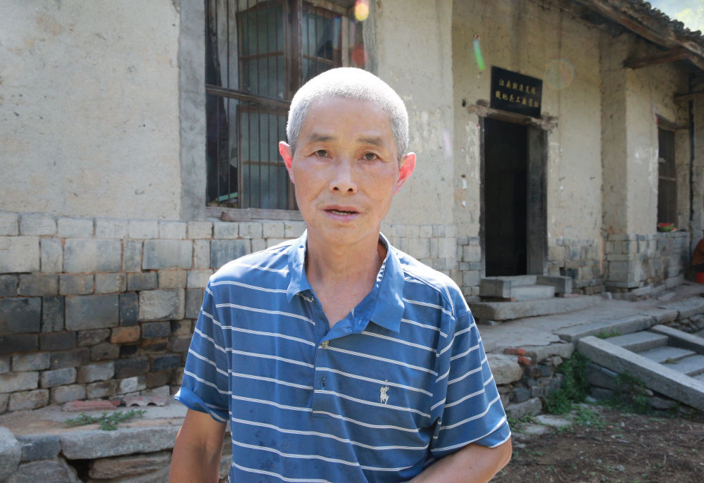 7月25日，66岁的白果树村村民易国熬向记者讲述其伯父的经历。新华社记者 肖磊涛 摄