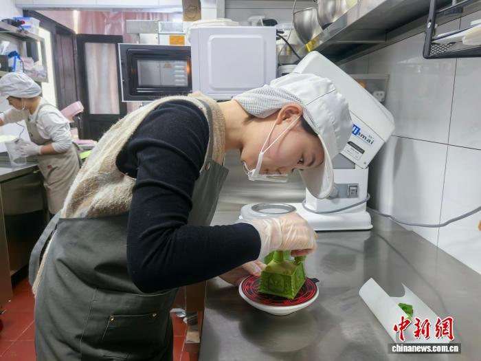 12月11日，湖南省博物馆四楼的博物馆公园内，工作人员正在制作大禾人面纹方鼎慕斯冰淇淋。　张雪盈 摄