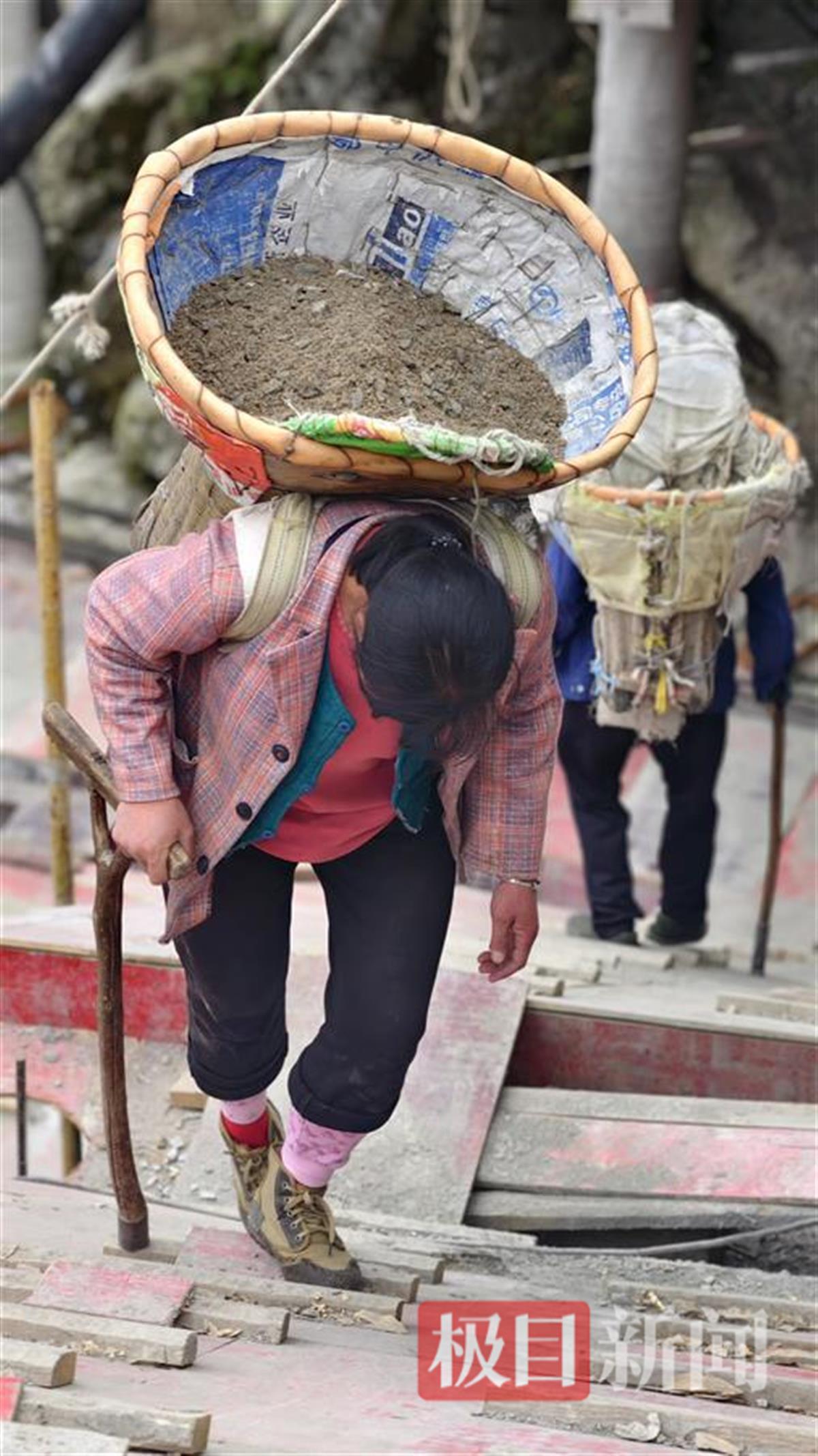 怎么看老君山景区拒绝无人机、机器狗，称要给挑山工保留工作？ 为何不使