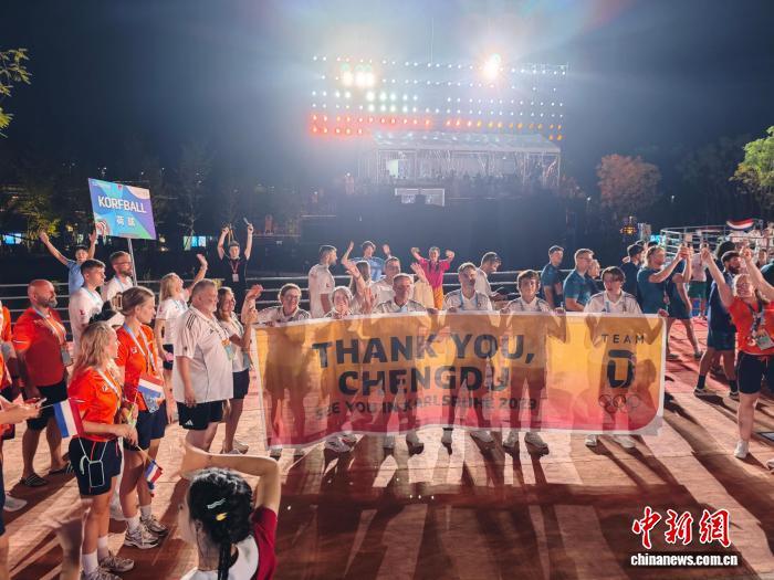 8月17日，成都世运会闭幕。运动员在闭幕式入场时打出“THANK　YOU,　CHENGDU”(谢谢成都)的横幅。　 中新社记者 张浪 摄