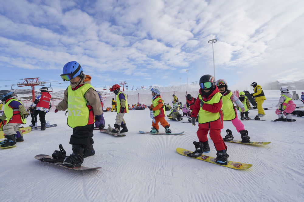 ↑12月1日，学生在练习单板滑雪。新华社记者 阿曼 摄
