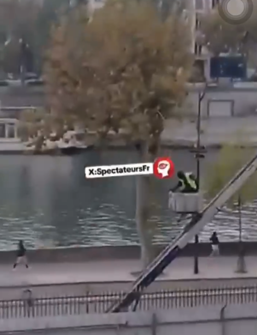 ·疑似劫匪携带赃物从升降梯撤离。(目击者视频截图)