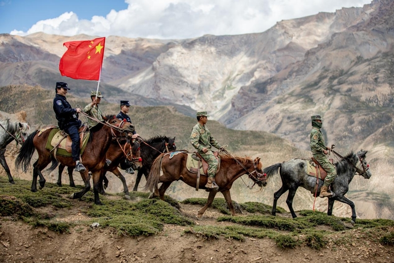 萨让军警民联合巡逻。刘苏汉摄