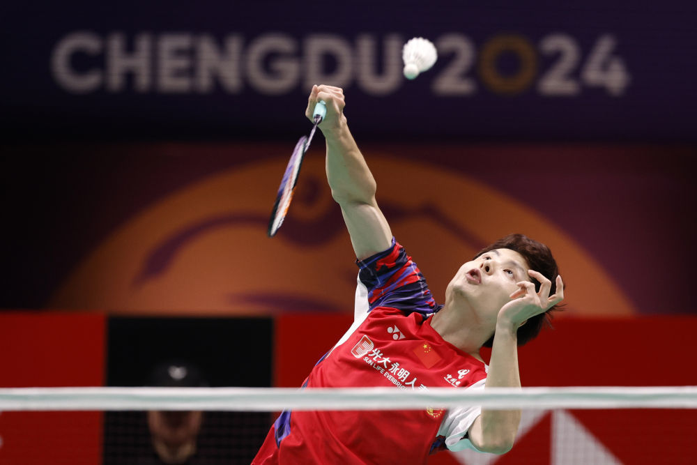 2024年5月5日，在四川成都举行的2024年汤姆斯杯羽毛球团体赛决赛中，中国队选手石宇奇在男子单打比赛中回球。新华社记者 沈伯韩 摄