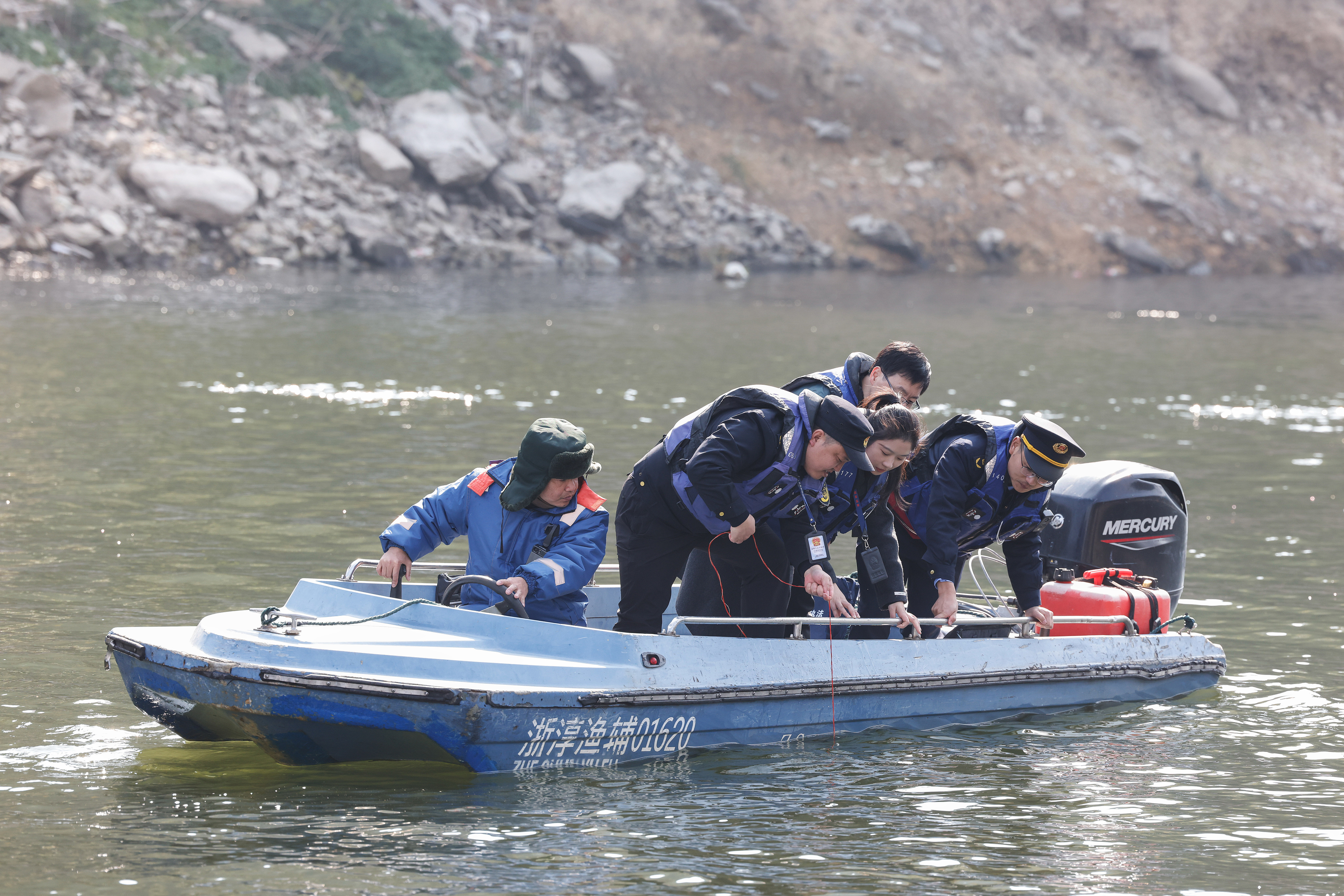 2025��12��4�գ��㽭���ݴ������밲�ջ�ɽ��ؼͼ���ɲ����ۺ�����ִ����Ա���������°����ӿ�ˮ����г�̬��Ѳ�ӣ���ͬ������ҵ��Դ��ˮ����̬������