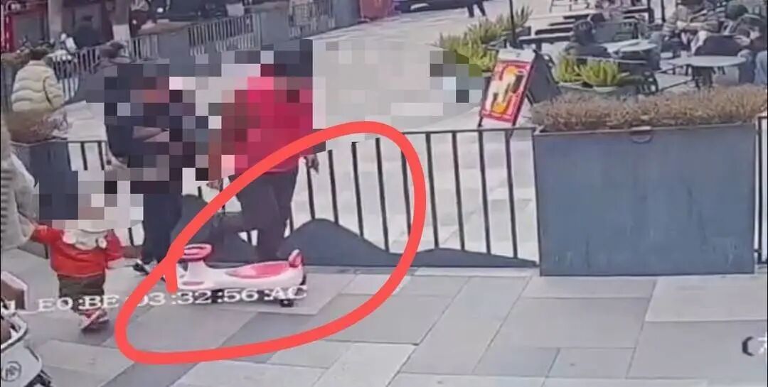 王涛(化名)不慎踩中睿睿(化名)拉着的扭扭车(受访者供图)