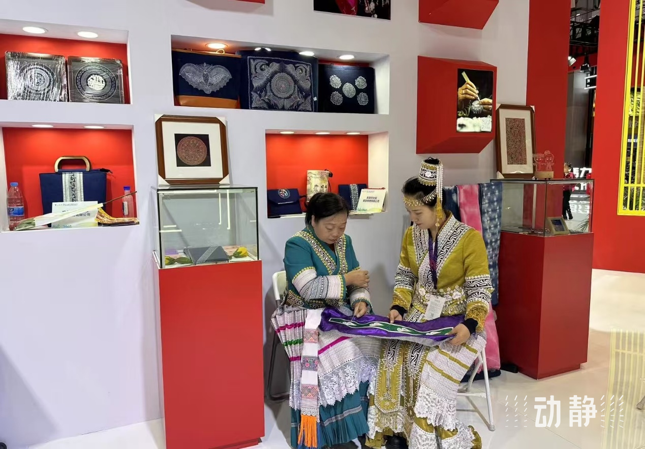 参加展会的杨文丽（右一）