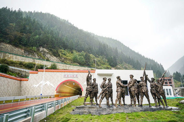 这是2025年9月28日在四川省小金县拍摄的夹金山隧道出口。新华社记者 王曦 摄