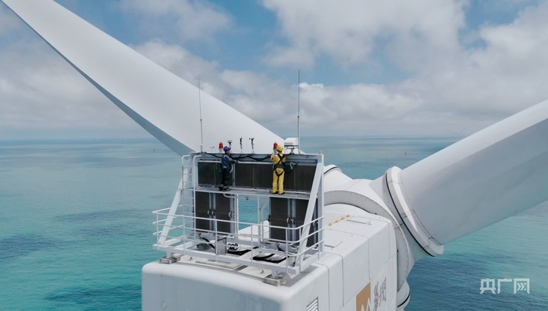 工作人员在风机顶部开展检修工作(央广网发 受访者供图)