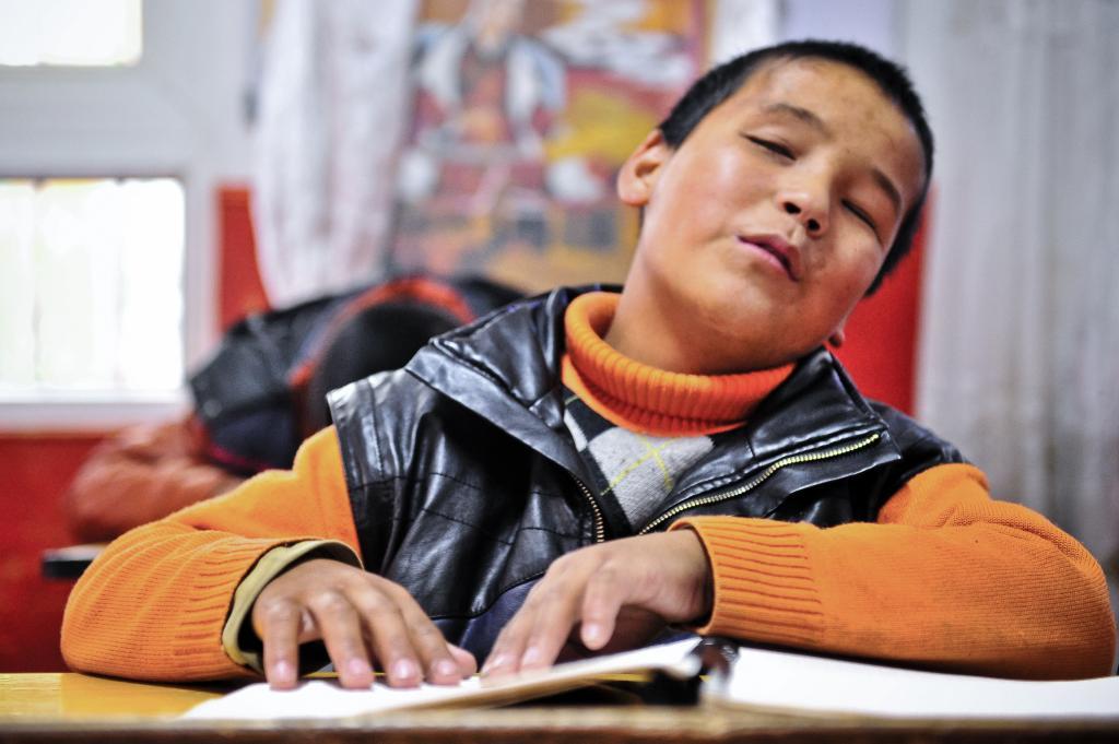 2013年10月11日，达瓦次仁在课堂上朗诵英语课文。