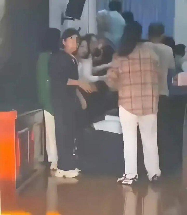 部份學(xué)生在摘下眼罩后情緒崩潰