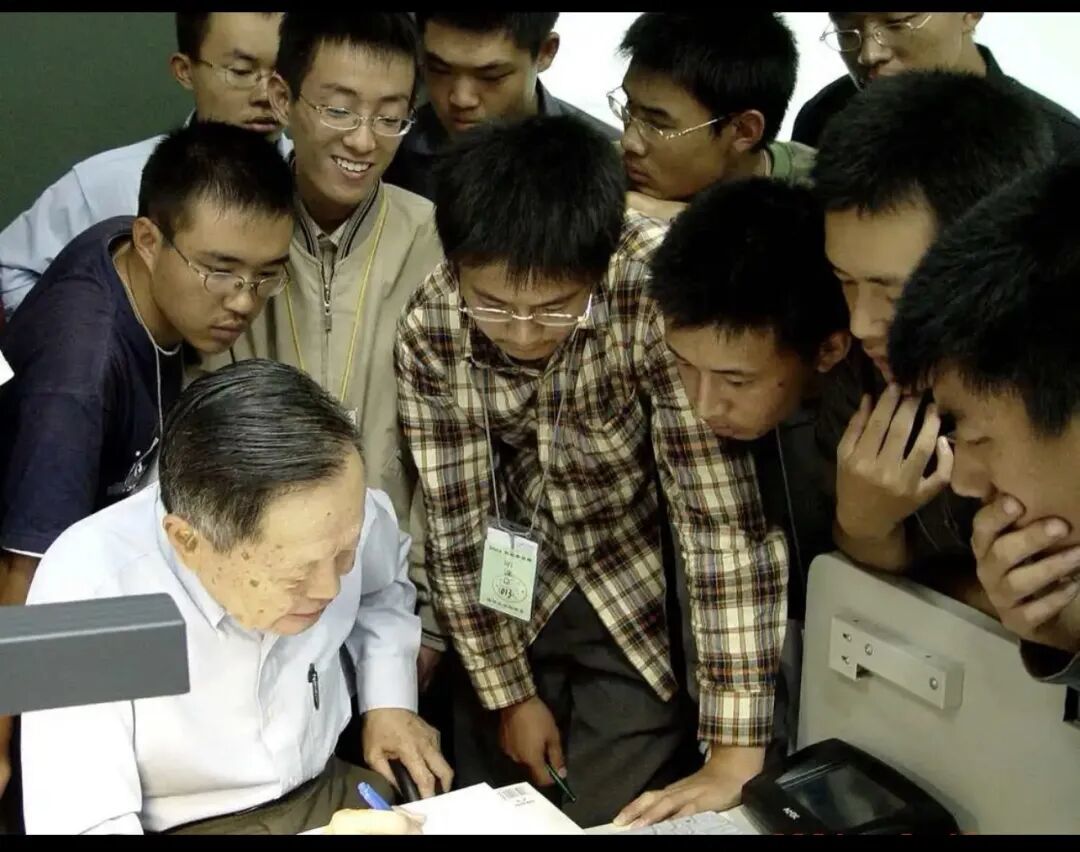 杨振宁在清华大学指导本科生。(图/清华大学)