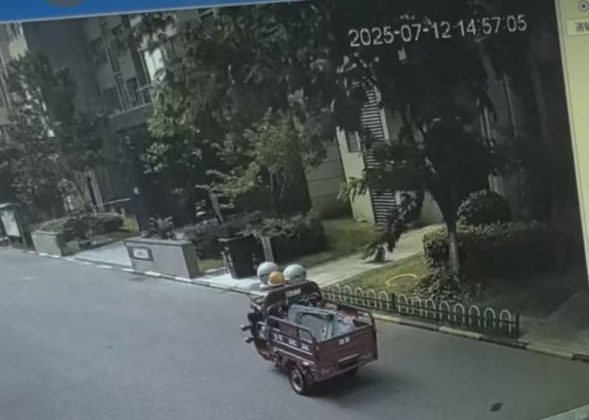 ▲监控中看到涉事车辆进入小区 图据受访者