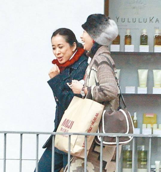 叶蒨文为67岁朱玲玲庆生，一头白发真实自然，两人年逾60仍显年轻