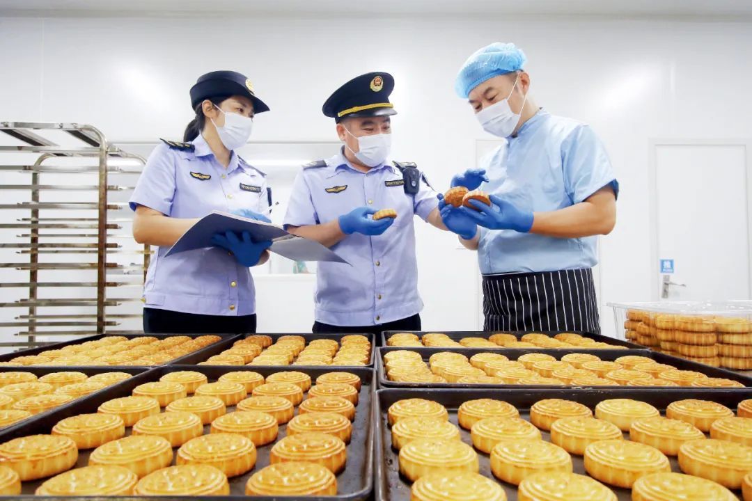 2023年9月25日，河北邯郸市，市场监督管理局执法人员对食品加工企业的月饼进行检查。图/中新