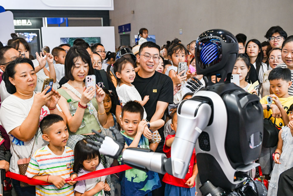 　　9月7日，观众在智博会上参观人形机器人。新华社记者 王全超 摄
