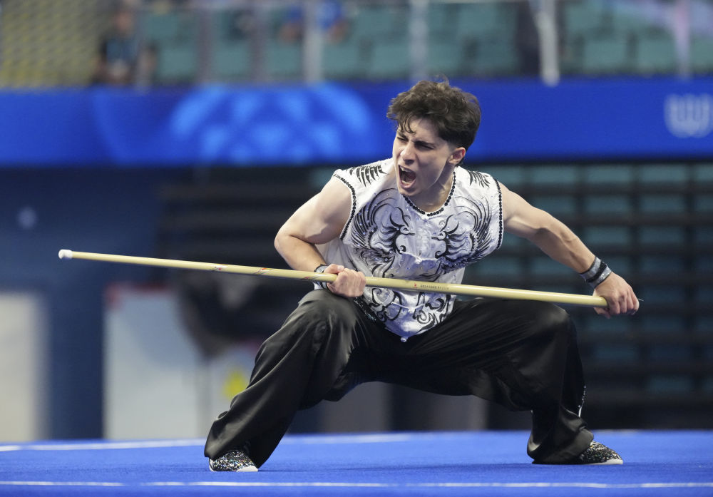 8月8日,伊朗选手沙欣在南棍比赛中。新华社记者 徐速绘 摄