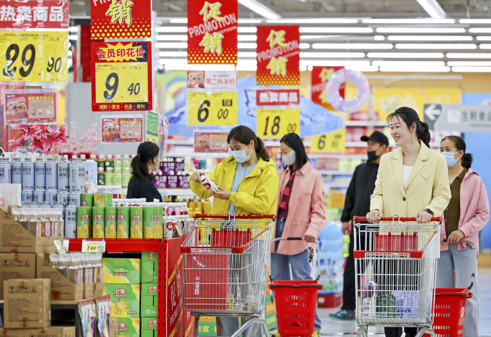 5月10日，消费者在山东省枣庄市一家超市选购商品。新华社发（孙中喆摄）
