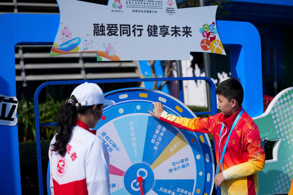 12月8日,在广东省中山市体育馆副馆,运动员参与“特奥运动员健康计划”趣味活动。新华社记者 杨晨光 摄