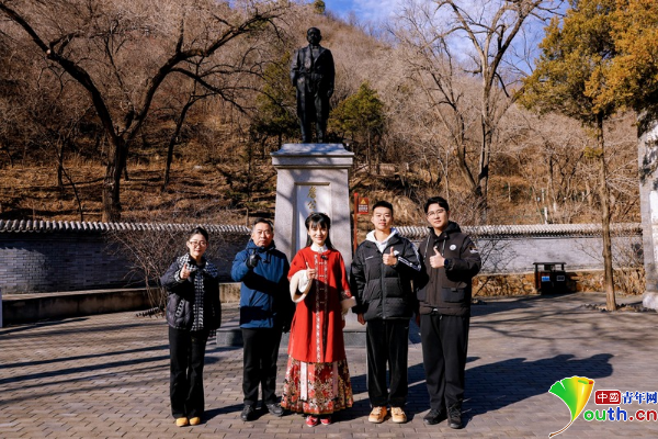 探访团在詹天佑铜像前合影。主办方供图