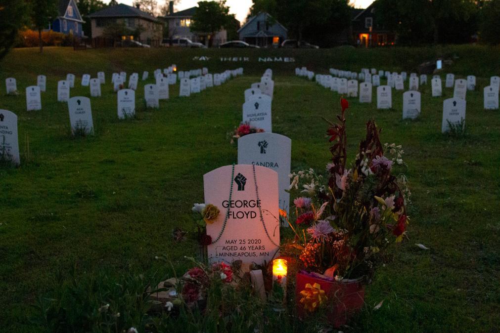 這是2023年5月25日在美國明尼蘇達州明尼阿波利斯市拍攝的弗洛伊德墓碑前擺放的鮮花。新華社發(fā)(比利·布里格斯攝)