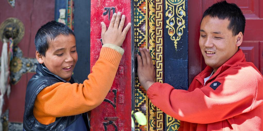 拼版照片：14岁的达瓦次仁（左图，2013年10月11日摄）；26岁的达瓦次仁（右图，2025年10月10日摄）。