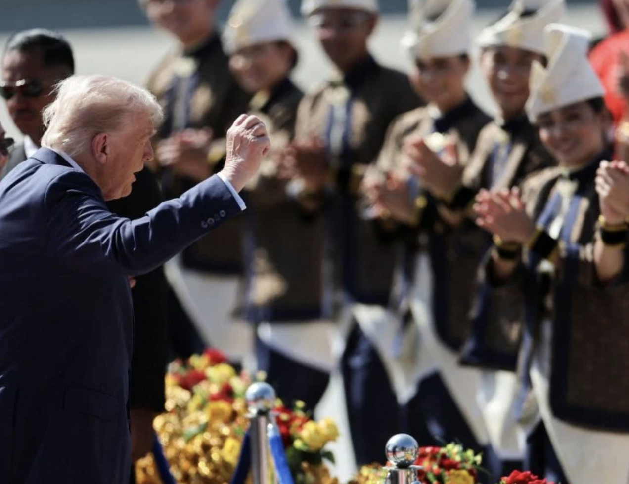 ▲抵达吉隆坡机场后,特朗普现场跳舞